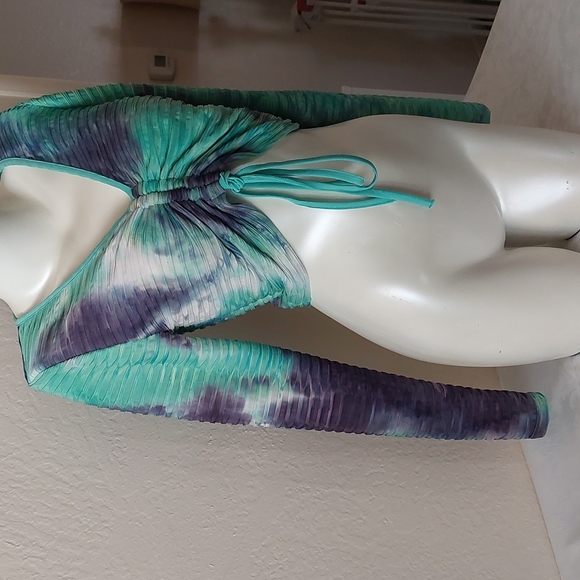 FIT IN,  rib cinched long sleeve crop top. Blue and green. Pre-owned great cond. - Picture 2 of 6